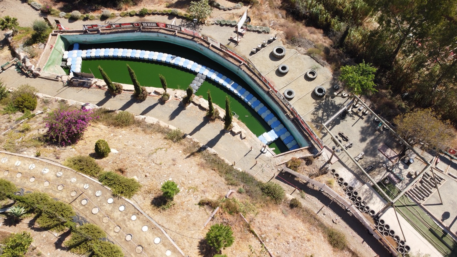 Flygfoto av idrottsarena taget med drönare - perfekt för sportanläggningar