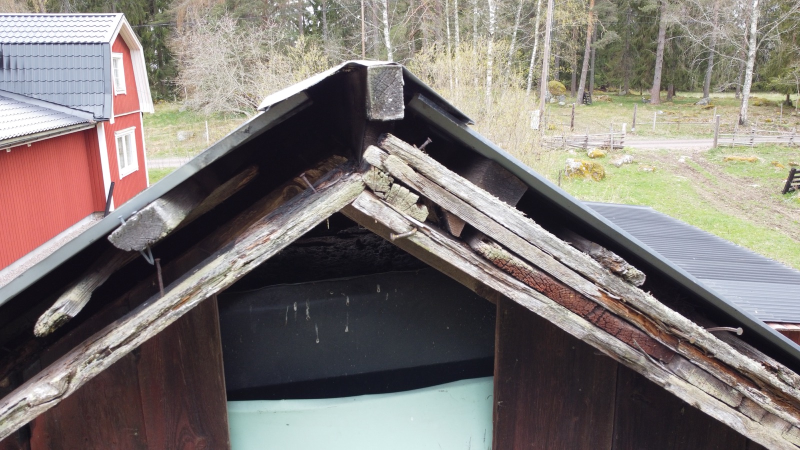 Drönarinspektion av tak - identifiera skador utan att klättra